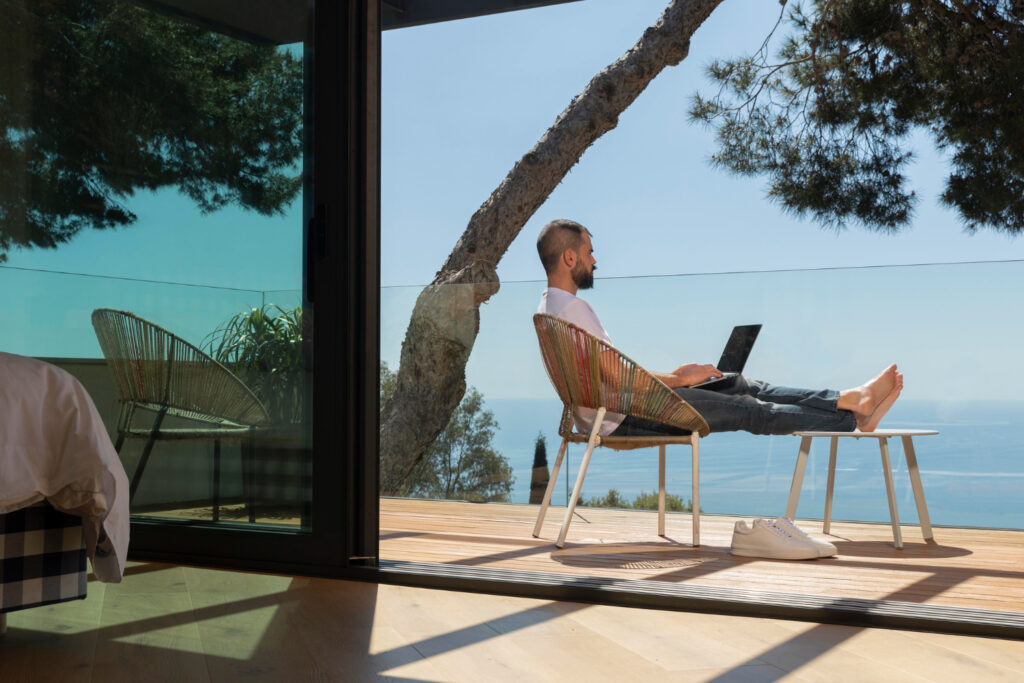 The Rise of Remote Jobs in Dubai: Why Digital Nomads Are Choosing the UAE